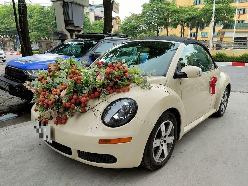 Xe cưới độc lạ trang trí bằng hoa quả, xong gọt vỏ ăn luôn cho mát-7