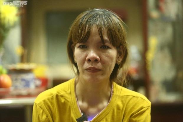 Nước mắt của góa phụ lo giỗ đầu cho 4 người thân mất vì COVID-19-1