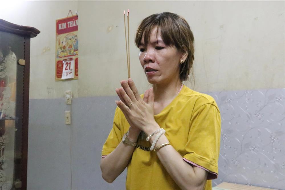 Nước mắt của góa phụ lo giỗ đầu cho 4 người thân mất vì COVID-19-2