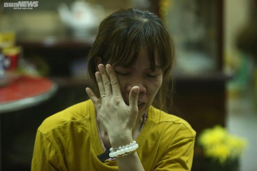 Nước mắt của góa phụ lo giỗ đầu cho 4 người thân mất vì COVID-19-3