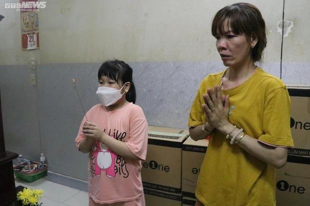 Nước mắt của góa phụ lo giỗ đầu cho 4 người thân mất vì COVID-19-4