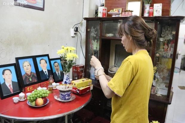 Nước mắt của góa phụ lo giỗ đầu cho 4 người thân mất vì COVID-19-5