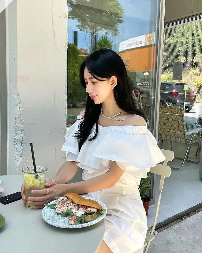 Nàng 30+ hack tuổi với áo trễ vai chanh sả chuẩn style Hàn-5