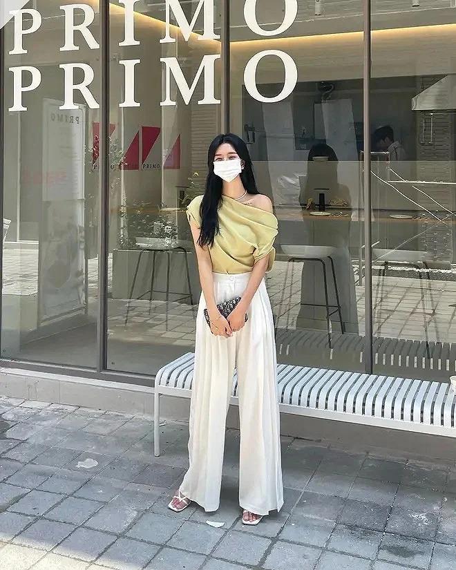 Nàng 30+ hack tuổi với áo trễ vai chanh sả chuẩn style Hàn-7