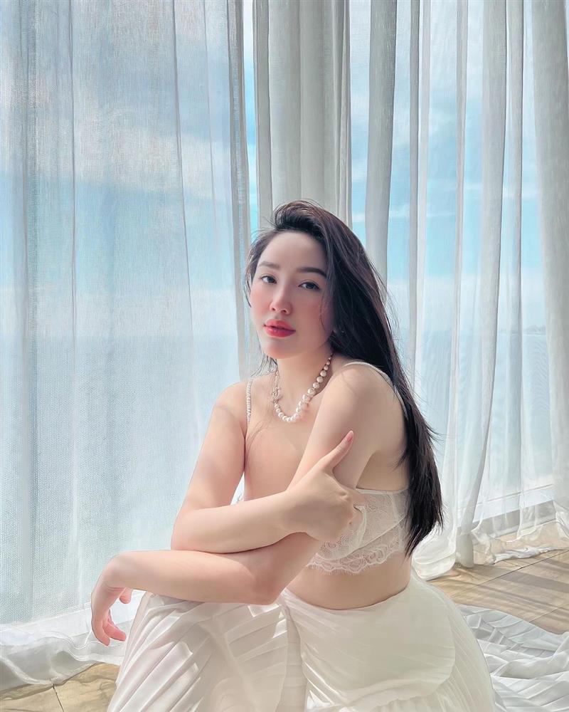 Bảo Thy diện áo ngực ren khoe khoảng hở-1