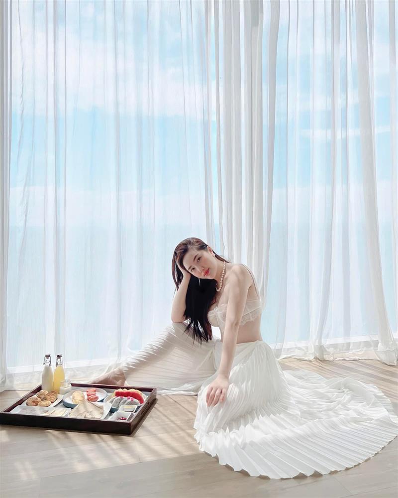 Bảo Thy diện áo ngực ren khoe khoảng hở-2