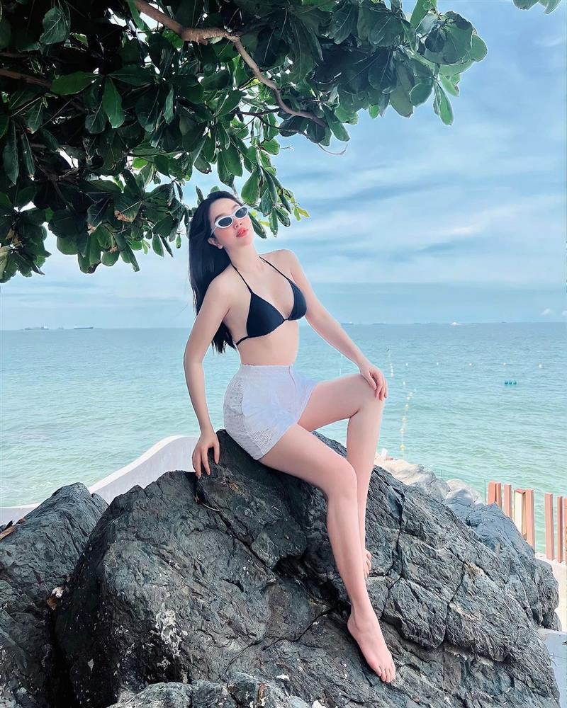 Bảo Thy diện áo ngực ren khoe khoảng hở-3