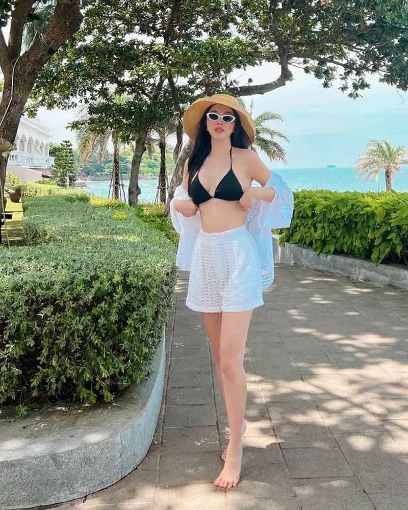 Bảo Thy diện áo ngực ren khoe khoảng hở-4