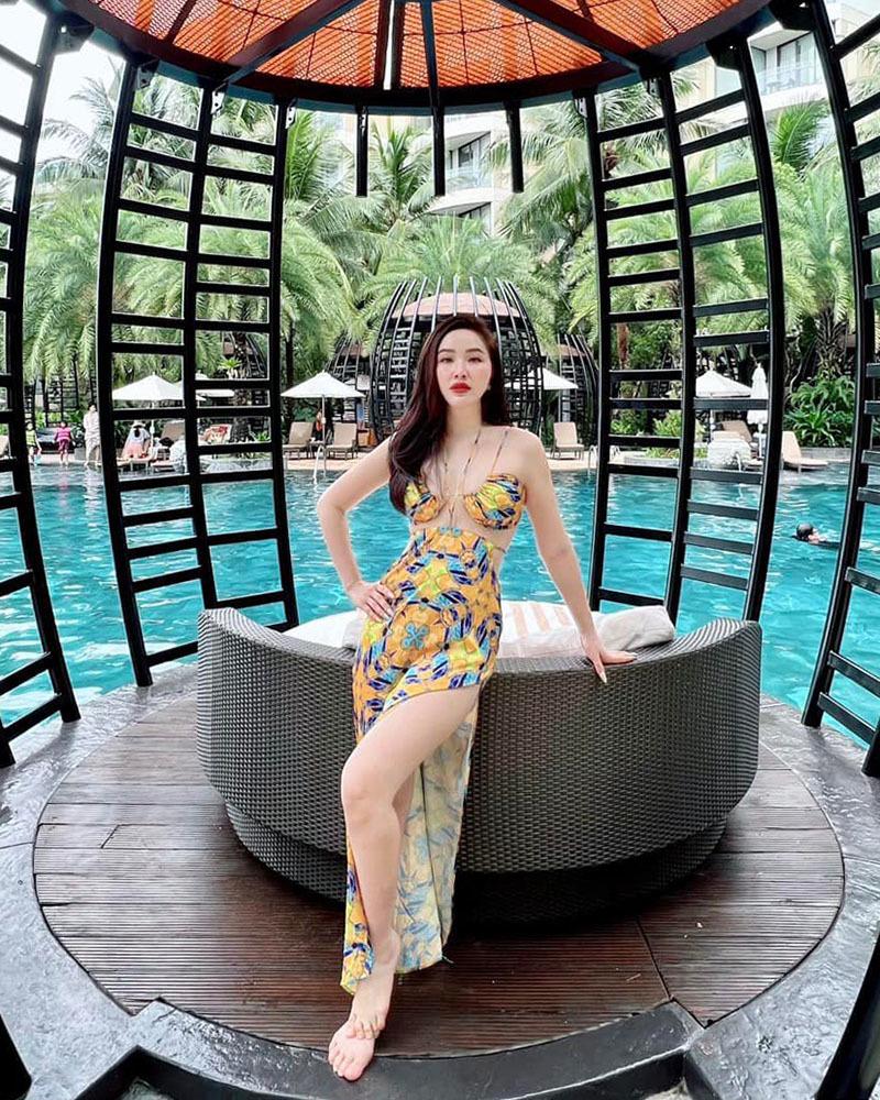 Bảo Thy diện áo ngực ren khoe khoảng hở-8