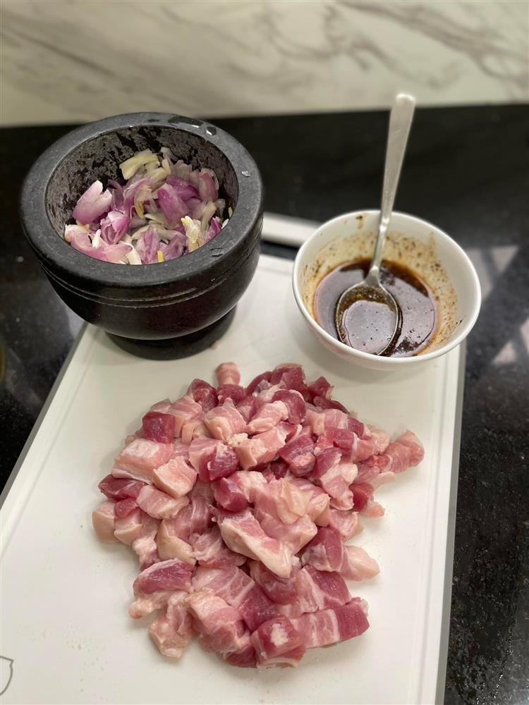 Học lỏm cách làm thịt kho chuẩn vị, 15 phút cho bữa ăn đậm đà-3