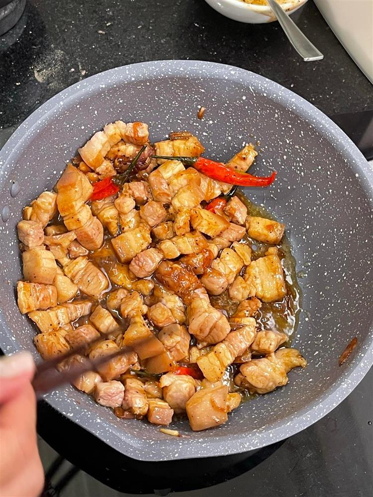 Học lỏm cách làm thịt kho chuẩn vị, 15 phút cho bữa ăn đậm đà-4