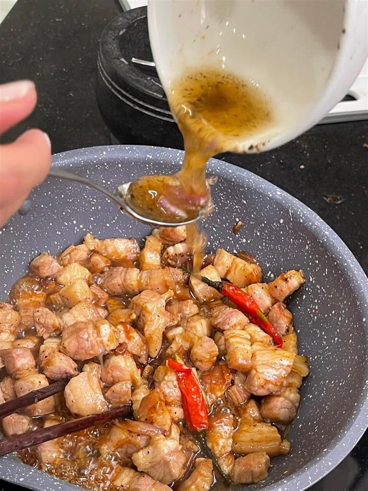 Học lỏm cách làm thịt kho chuẩn vị, 15 phút cho bữa ăn đậm đà-5