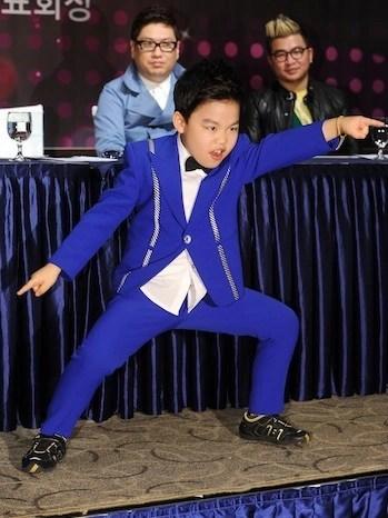 Cuộc sống cậu bé từng góp mặt trong MV phủ sóng khắp thế giới-3