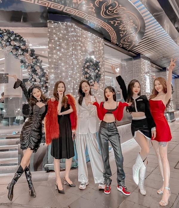 Soi tài sản khủng cặp gái đẹp cầu hôn gây bão ở Người Ấy Là Ai-10