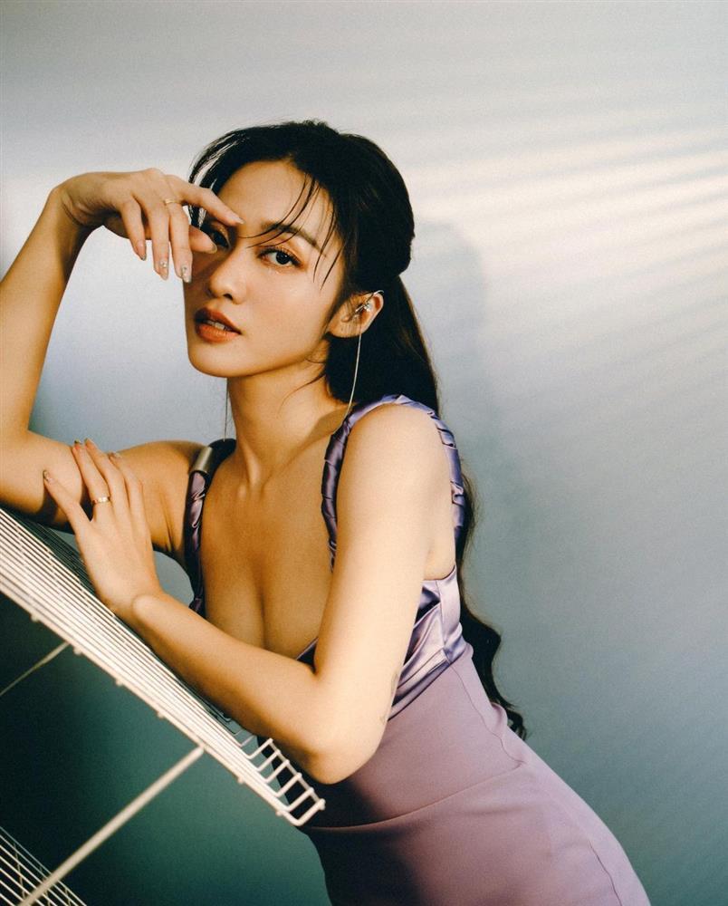 Khả Ngân lộ bàn chân xương xẩu thiếu sức sống-7