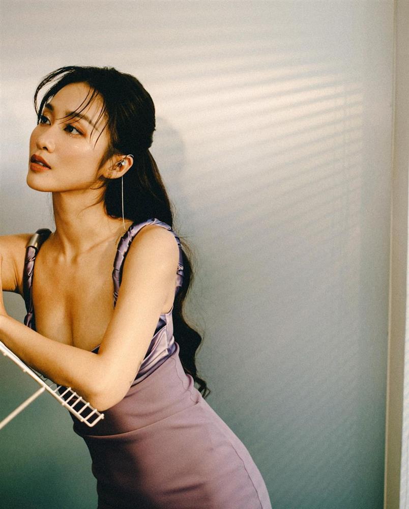 Khả Ngân lộ bàn chân xương xẩu thiếu sức sống-3