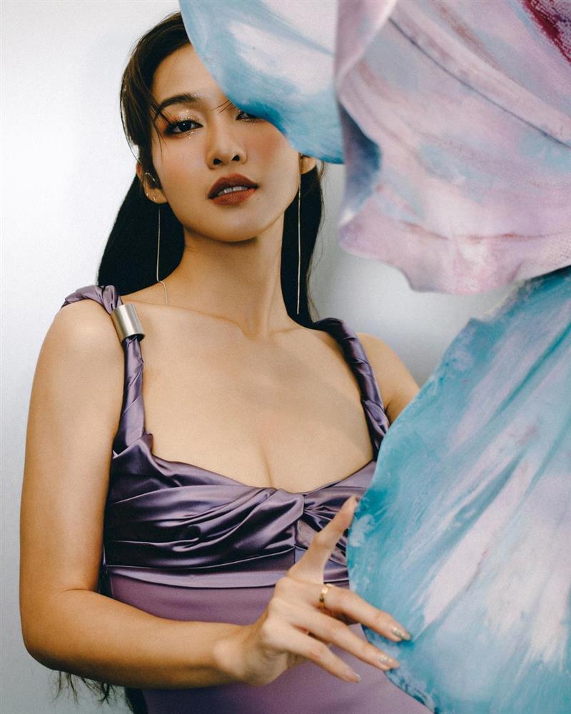 Khả Ngân lộ bàn chân xương xẩu thiếu sức sống-5