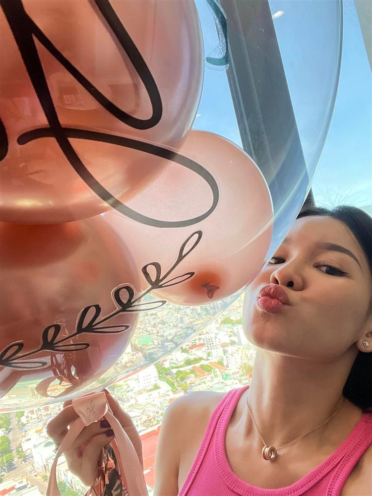 Yến Xuân khéo khoe quà siêu to khổng lồ Văn Lâm tặng-6