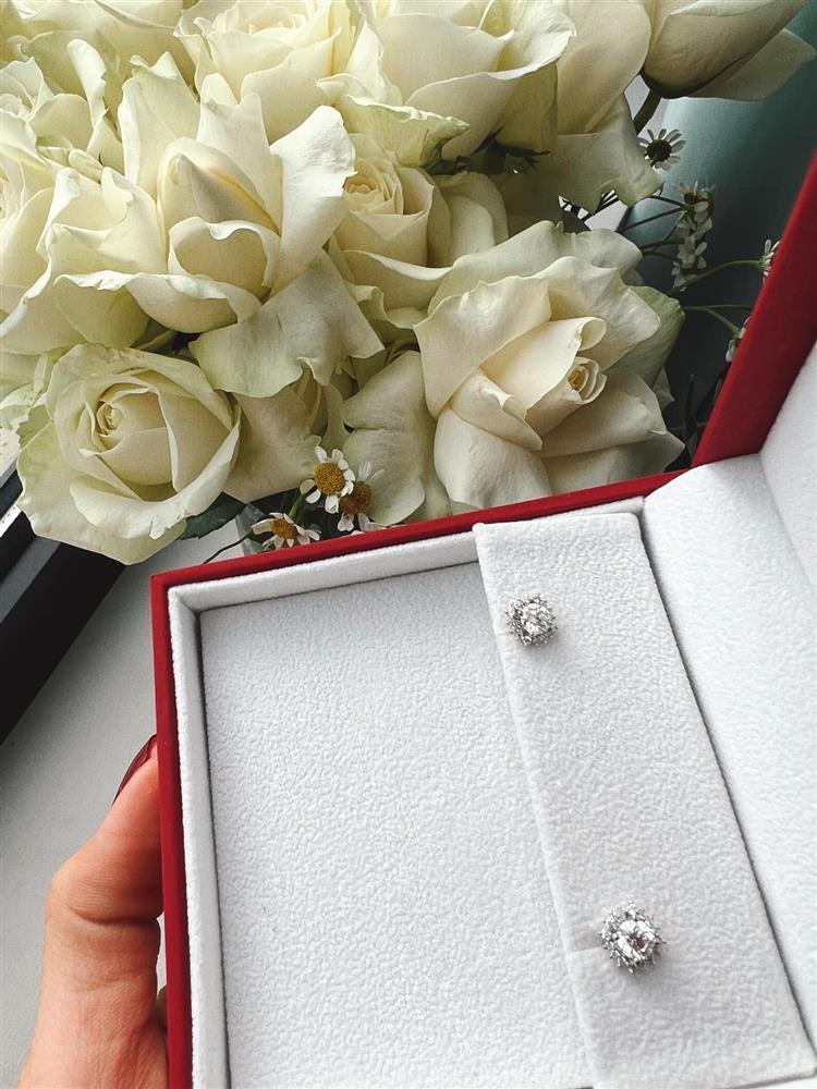 Yến Xuân khéo khoe quà siêu to khổng lồ Văn Lâm tặng-3