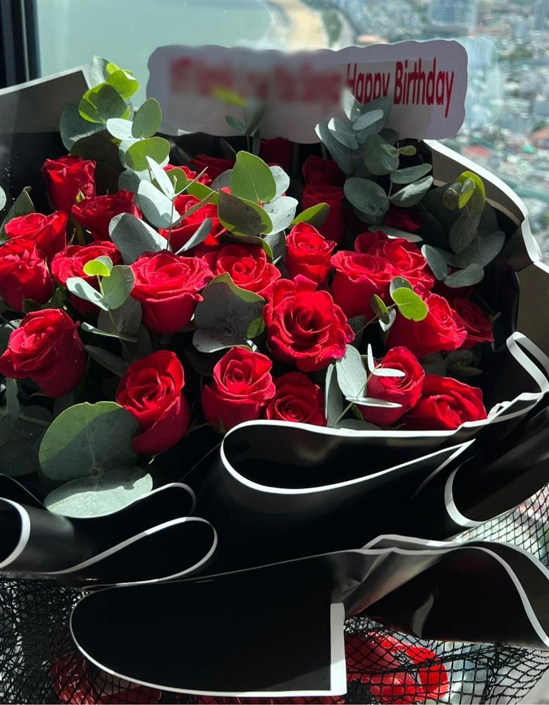 Yến Xuân khéo khoe quà siêu to khổng lồ Văn Lâm tặng-7