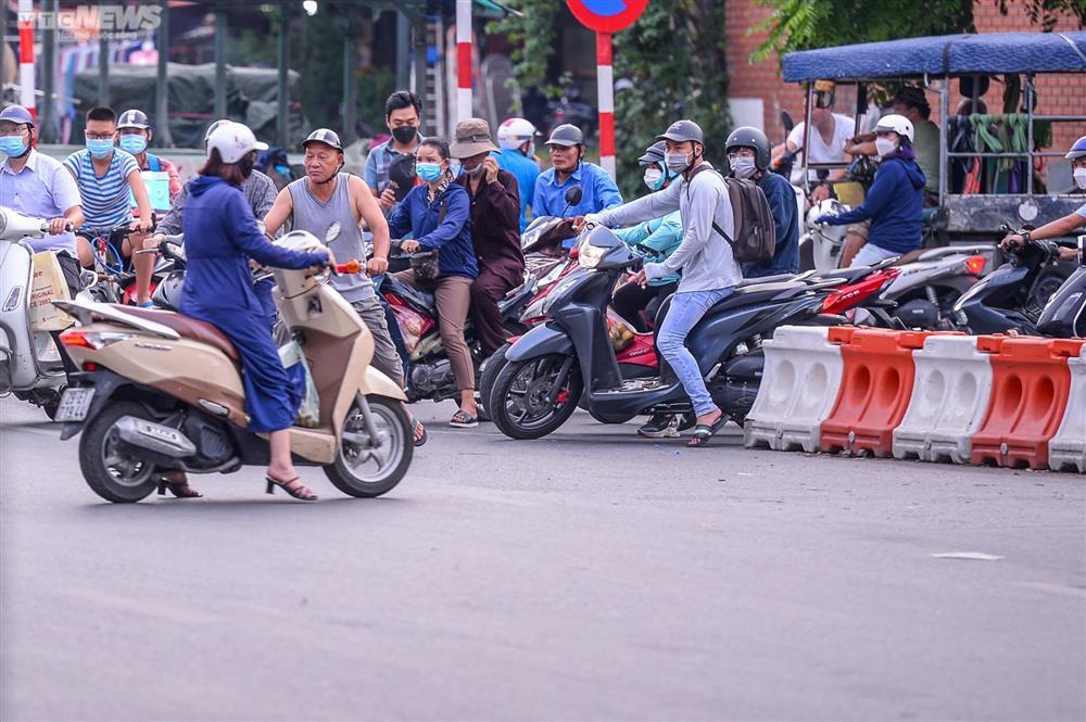 Lái xe vô tư đi ngược chiều trước mặt CSGT tại nút giao thông ‘nóng’ Hà Nội-11