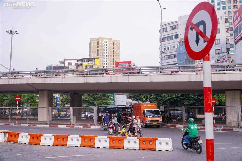 Lái xe vô tư đi ngược chiều trước mặt CSGT tại nút giao thông ‘nóng’ Hà Nội-6