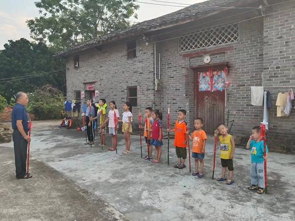 Vợ chồng con trai đi làm xa, mẹ chồng một tay cân cả 6 đứa cháu-3