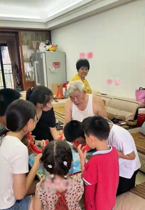 Vợ chồng con trai đi làm xa, mẹ chồng một tay cân cả 6 đứa cháu-4