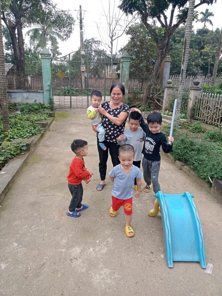 Vợ chồng con trai đi làm xa, mẹ chồng một tay cân cả 6 đứa cháu-6