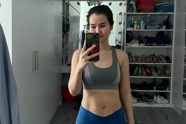 Võ Hạ Trâm ná thở khi con gái vạch áo mẹ dòm ngó-12