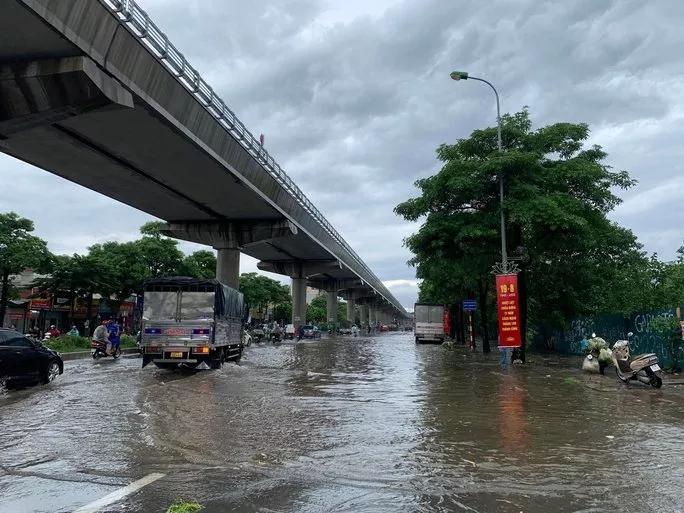 Clip: Mưa lớn kèm gió to, như kéo bay cả người lên được-2