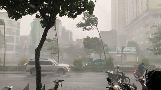 Clip: Mưa lớn kèm gió to, như kéo bay cả người lên được-4