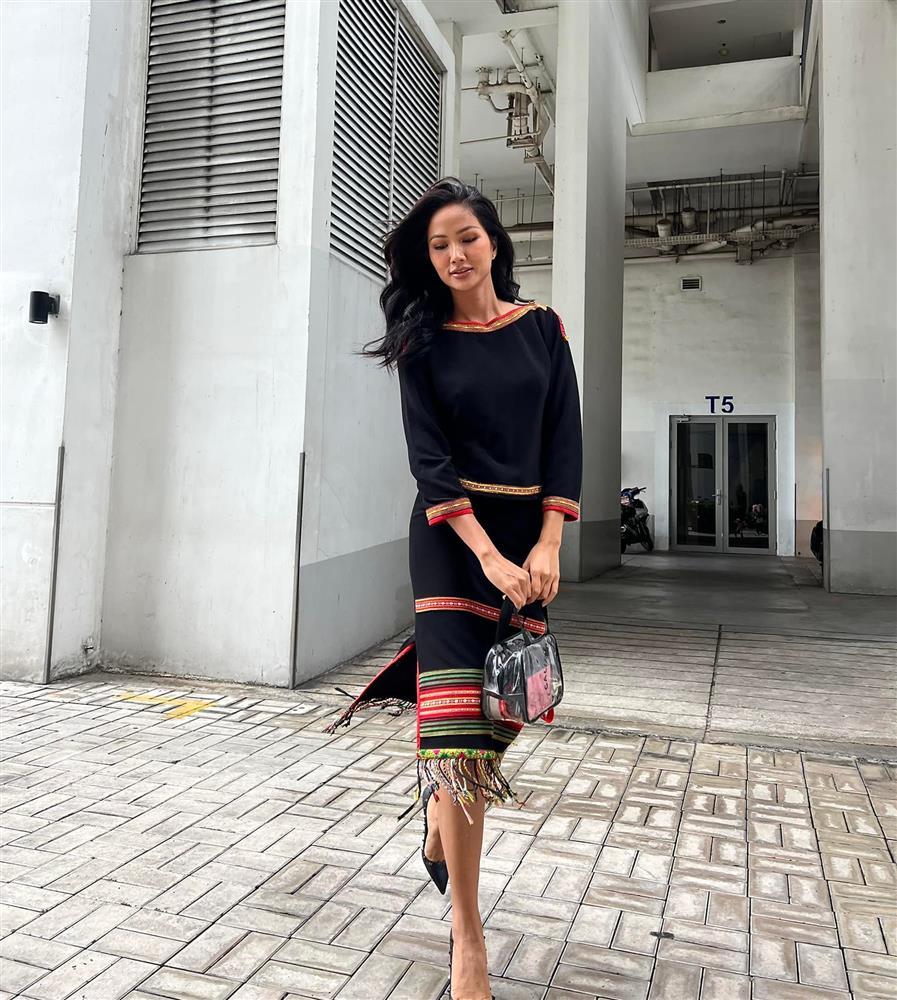 Tin showbiz Việt ngày 25/8: Trấn Thành mặt sưng như trái bóng-3