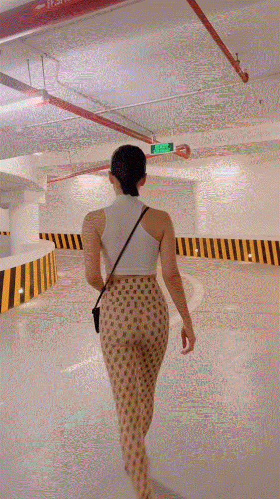 Diện quần bó chịt khoe vòng 3, Lệ Quyên được hỏi em 18 chưa?-1