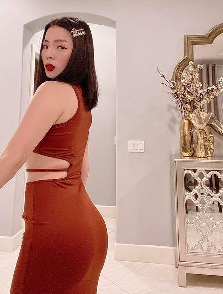 Diện quần bó chịt khoe vòng 3, Lệ Quyên được hỏi em 18 chưa?-10