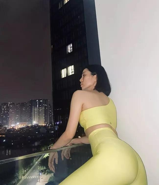 Diện quần bó chịt khoe vòng 3, Lệ Quyên được hỏi em 18 chưa?-11