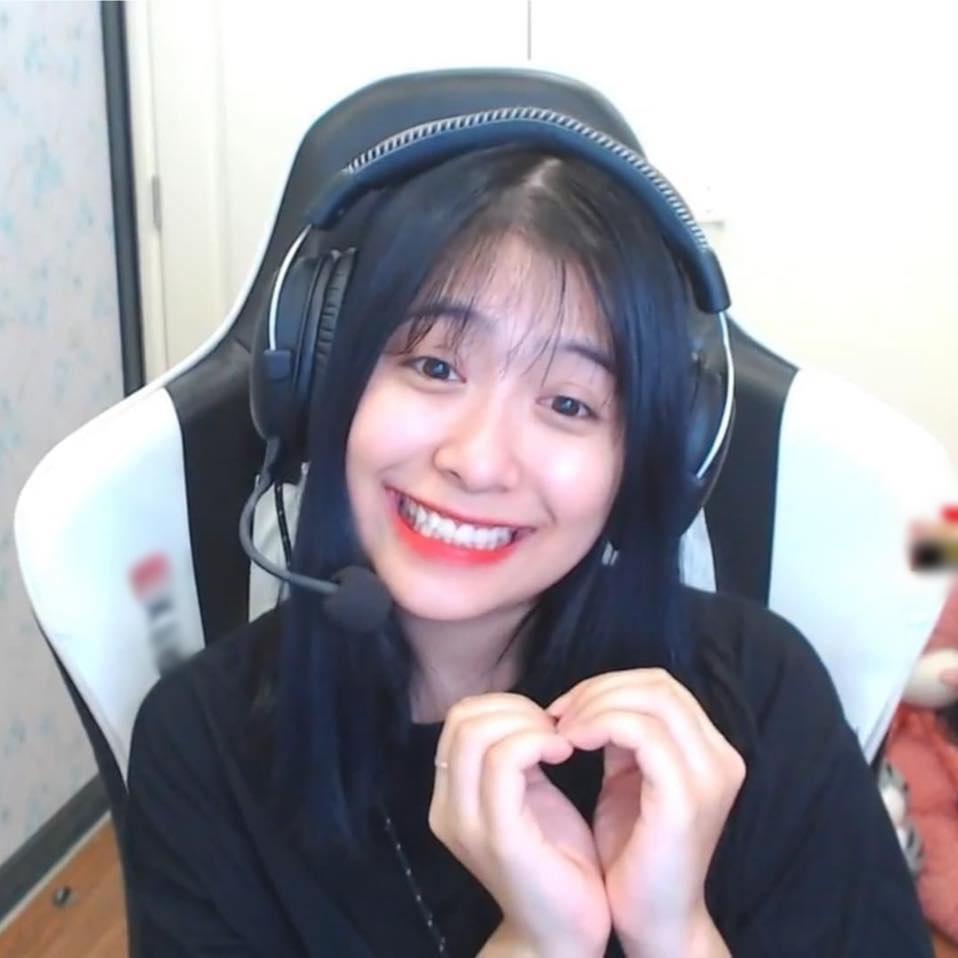 MILONA đưa mồm đi chơi xa đang ầm ĩ xôn xao là ai?-4