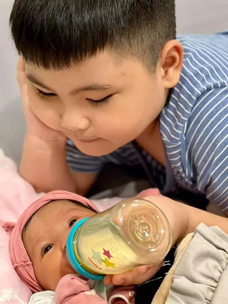 Con thứ 5 lần đầu lên sóng cùng Tú Dưa, giống bố như lột-4