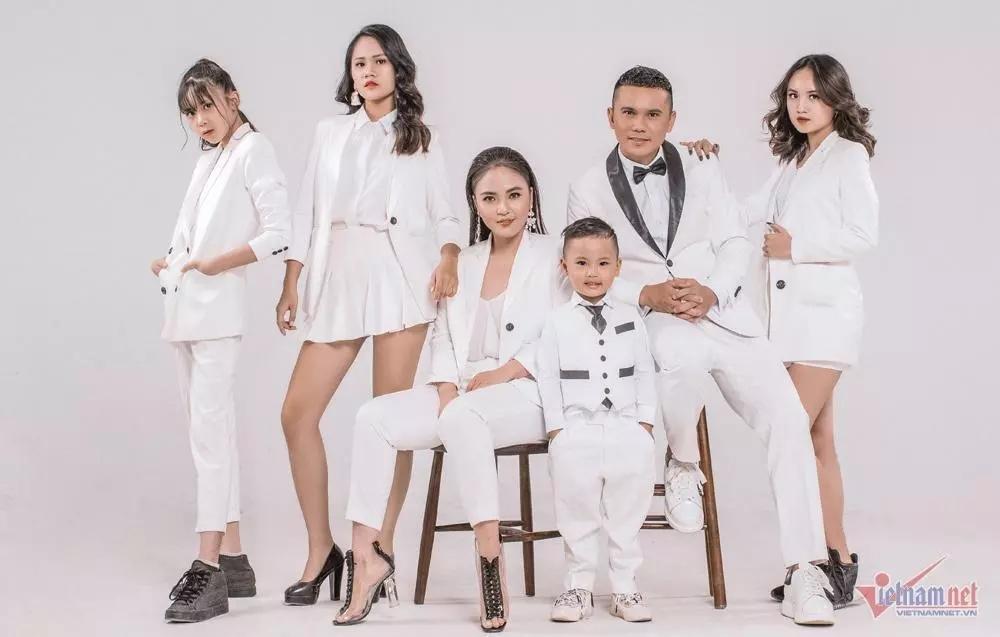 Con thứ 5 lần đầu lên sóng cùng Tú Dưa, giống bố như lột-3