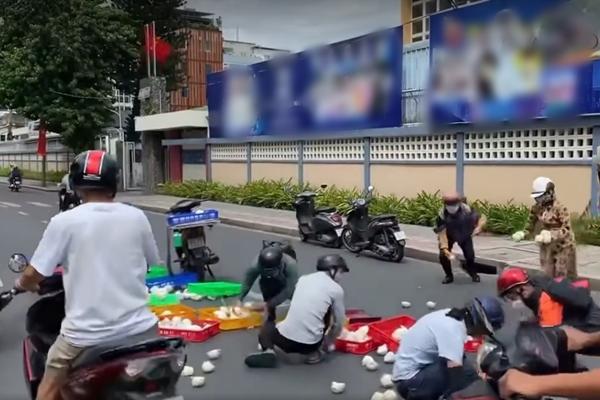 Độc chiêu lấy hàng của cư dân tầng 24 khi thang máy bị mất điện-1