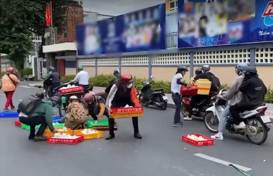 Shipper rơi thùng bánh bao, đồng bào dọn giúp chỉ 30 giây sạch bong-2