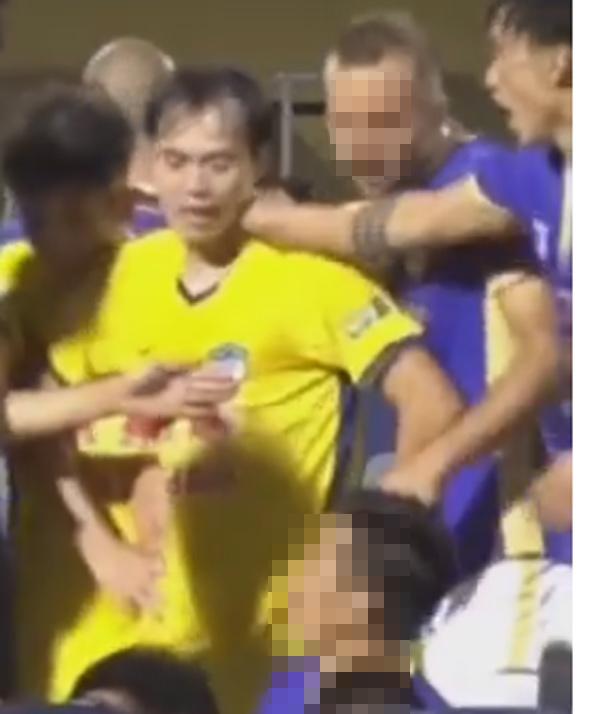 Đoàn Văn Hậu gặp biến căng đét, bị mắng cục súc, bố láo-4