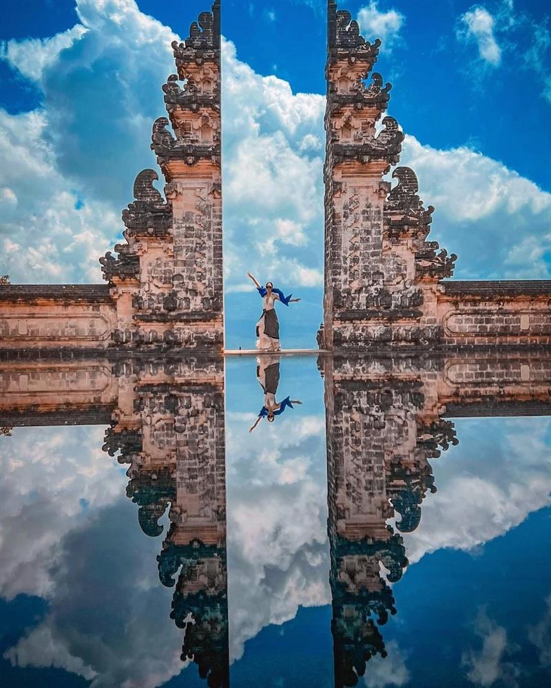 Hương Giang vất vả che chắn vì mặc hở ở chốn linh thiêng tại Bali-1