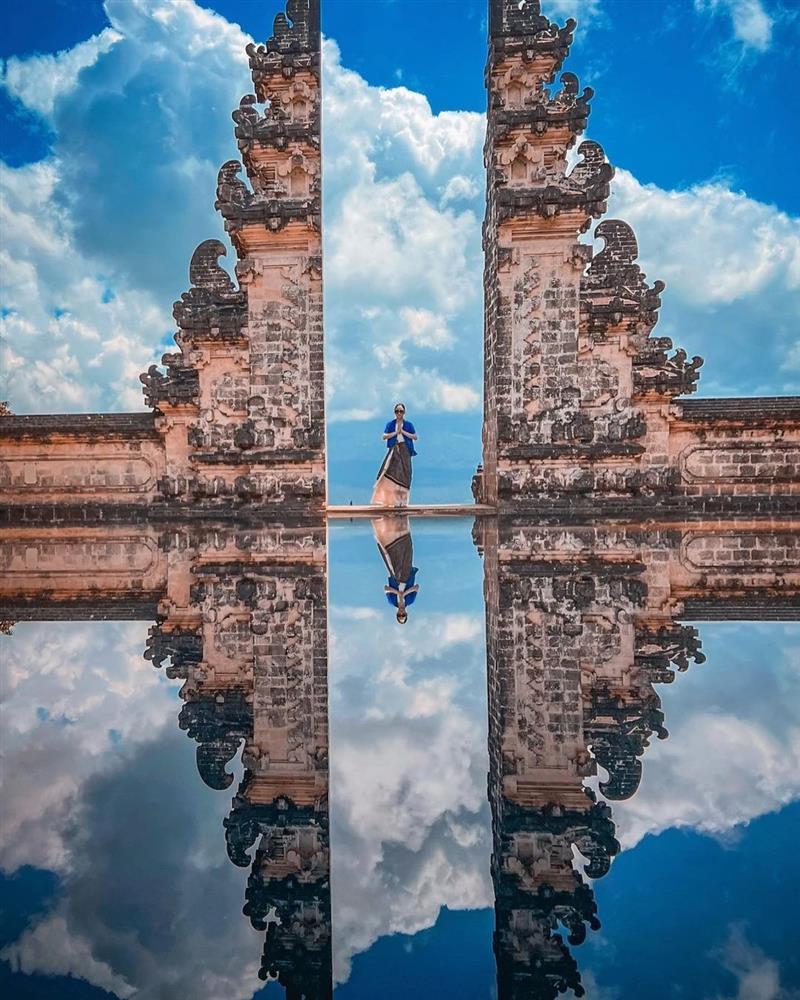 Hương Giang vất vả che chắn vì mặc hở ở chốn linh thiêng tại Bali-2