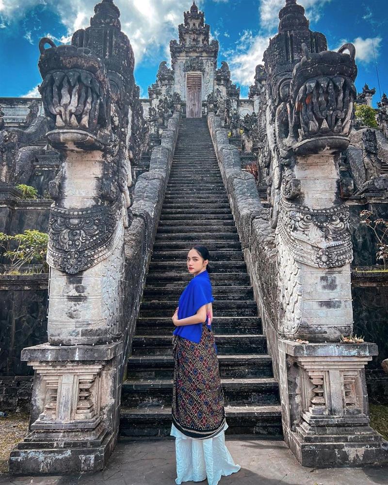 Hương Giang vất vả che chắn vì mặc hở ở chốn linh thiêng tại Bali-3