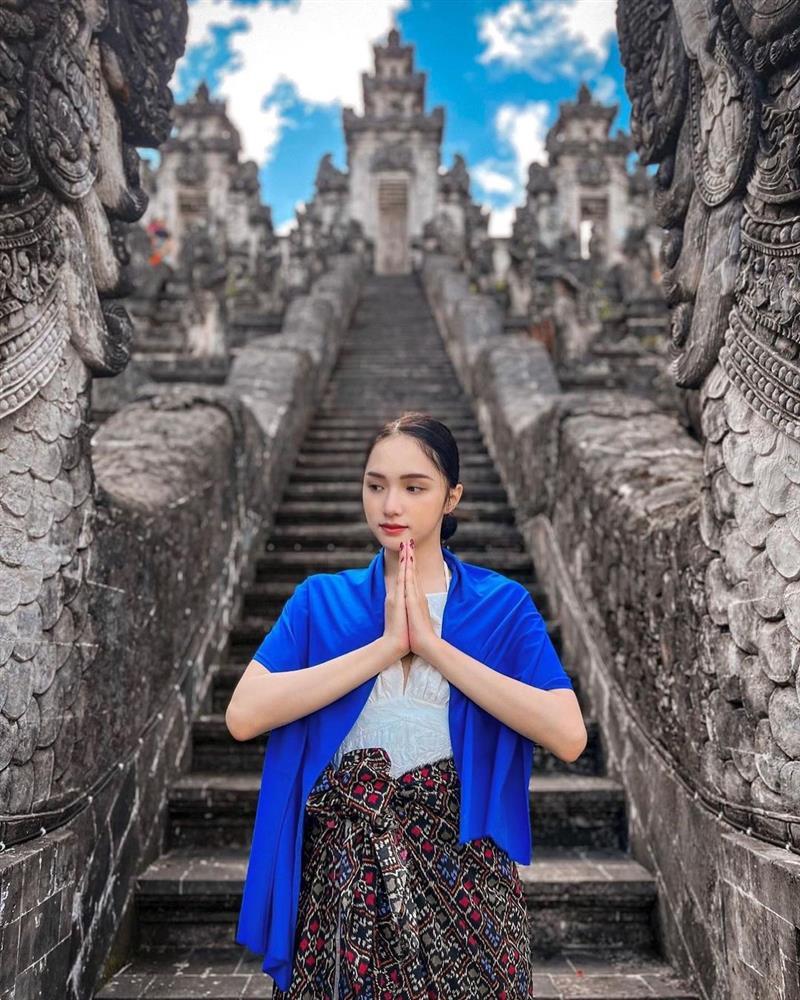 Hương Giang vất vả che chắn vì mặc hở ở chốn linh thiêng tại Bali-5