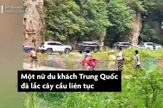 Du khách rung lắc cầu liên tục ở Trung Quốc