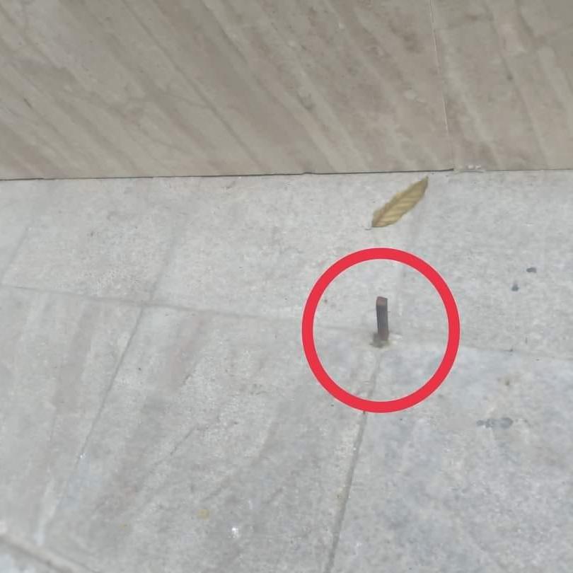 Tranh cãi chủ nhà đóng đinh lên lề nhà để tránh lấn chiếm-2