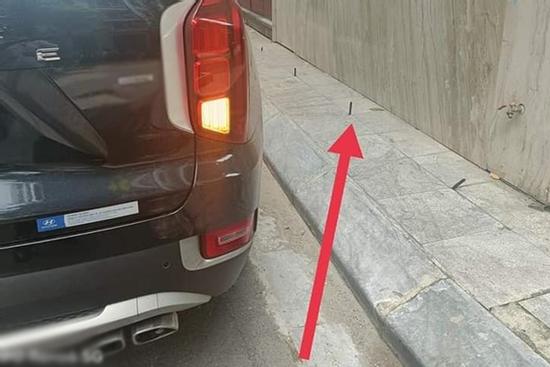 Tranh cãi chủ nhà đóng đinh lên lề nhà để tránh lấn chiếm