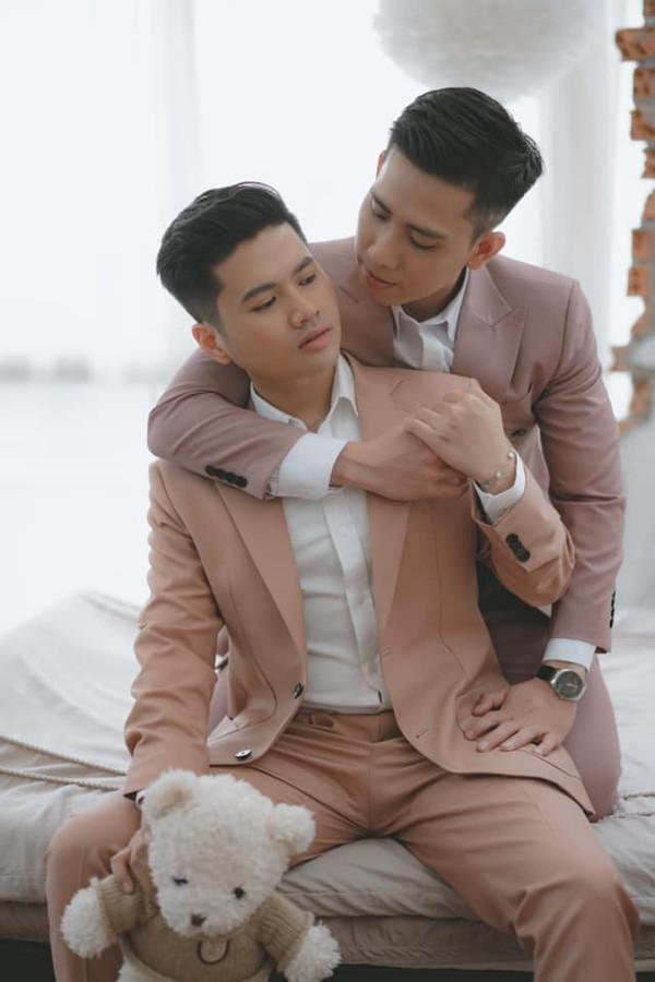 Cuộc sống hiện tại của đôi LGBT từng chia tay bạn gái để sống thật-1